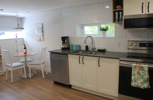 Riley Park House | 💎1 bedroom HiddenGem suite in central Vancouver ✨Clean +Free Wifi +Near All