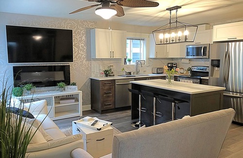 Langford House | 1 Bedroom LUX Farmhouse Suite - Bear Mountain - Victoria