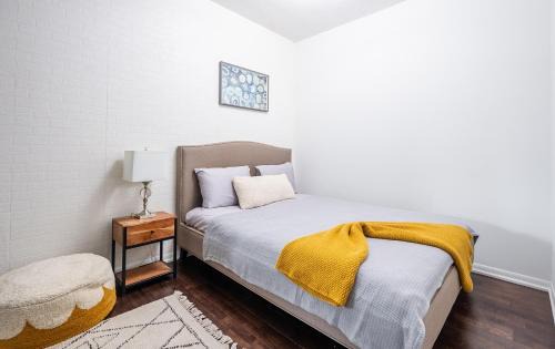 Fort York Apartment | 1 Bedroom plus Den Condo Garden View Fort York Downtown Toronto