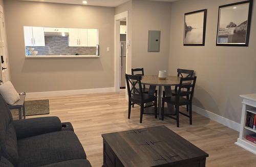 Langley House | 1 bedroom suite in quiet neighbourhood, 3km from Thunderbird,private fenced yard
