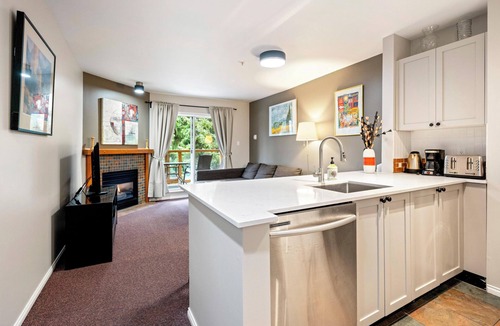 Village North House | 1 Bedroom Townhome With Private Hot Tub, Outdoor Pool, Free WiFi & Parking