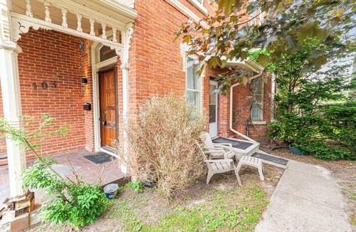 Barrie Apartment | 1 Bedroom Unit in Victorian Home in Barrie