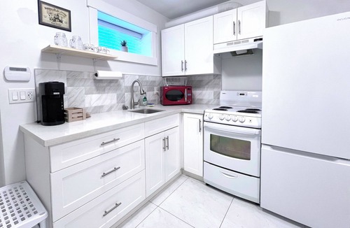Renfrew-Collingwood House | 1 Bedroom with WIFI, Laundry, Queen Bed, Sofa Bed. Close to Transit and Grocery