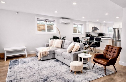 Colwood House | 1 BR suite, sleeps 4, private entry, full kitchen, family friendly, beech nearby