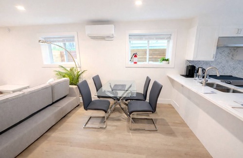 Colwood House | 1 BR suite, sleeps 4, private entry, full kitchen, family friendly, beech nearby