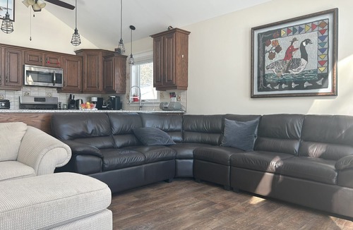 Huntington House | 10 acres all to yourself! Escape to our bungalow. Family and Pet friendly.
