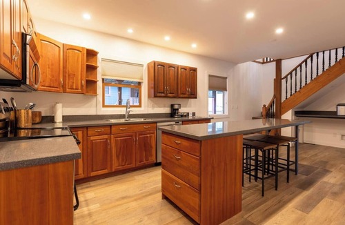 Fernie House | 10 Minute Walk to Downtown Fernie. Hot Tub