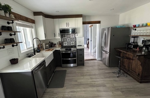 Forest Cottage | 10 minutes to beaches. Family-sized farmhouse with games room and yoga studio.