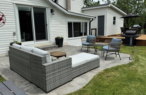 Forest Cottage | 10 minutes to beaches. Family-sized farmhouse with games room and yoga studio.