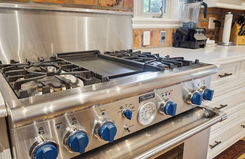 Norval House | 12 Acre Private Sport Resort & Spa Tennis Pickleball Sauna HotTub Pool Golf FIFA
