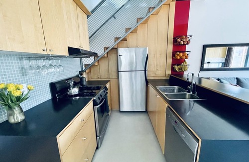 East Side House | 15 min to downtown | Hot tub | Spacious+peaceful+modern