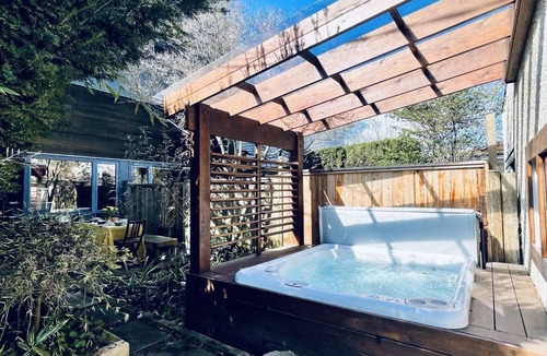 East Side House | 15 min to downtown | Hot tub | Spacious+peaceful+modern