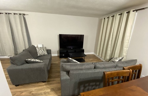 Amherstview House | 15 minutes away from downtown and Thousand Island Ferry