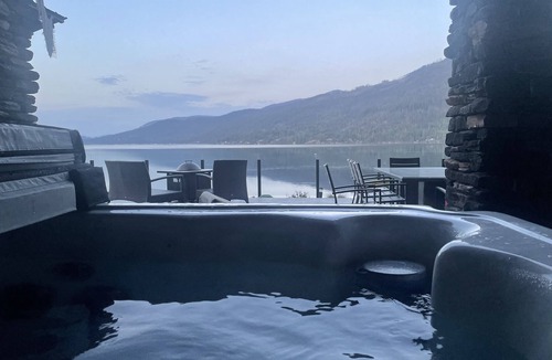 Christina Lake House | 157 Brown rd, Lake front 2 bd suite