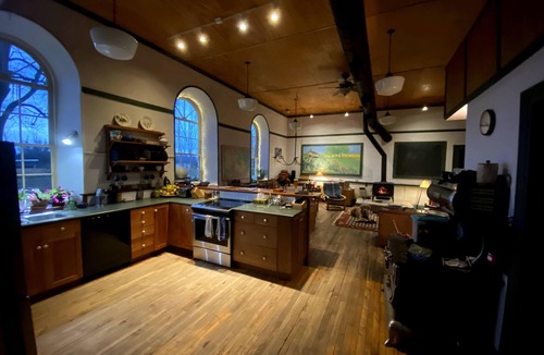 Grey Highlands House | 1870's stone schoolhouse close to skiing and hiking (10 minutes from Thornbury)