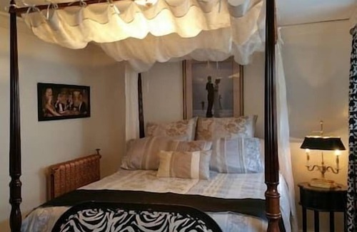North End Apartment | 1930's Nostalgic Boutique Loft Canopy Beds