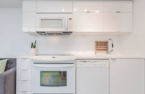 Wellington Place Apartment | 1BR Apartment in Toronto close to CN tower and Rogers Centre