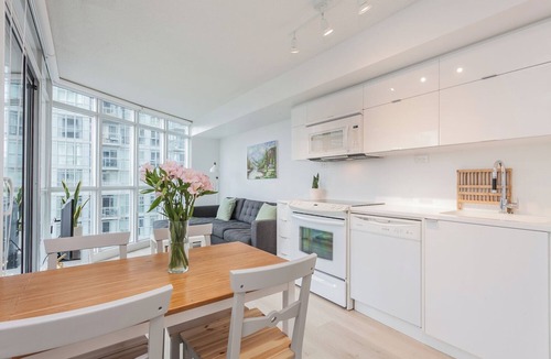 Wellington Place Apartment | 1BR Apartment in Toronto close to CN tower and Rogers Centre