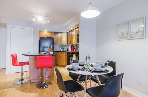 Wellington Place Condo | 1BR+Den Downtown - Steps from CN Tower, Rogers Centre, TIFF & More
