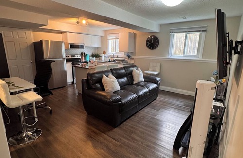 St. Catharines House | 2 BD Basement apt 20 min from Niagara Falls CA