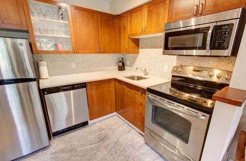 Village North House | 2 BDM 2 BATH Private hot tub. King Bed. 2 twins. (No bunks) Free Parking. A/C