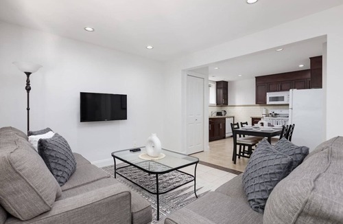 Canyon Heights House | 2 bdr Cozy Suite in North Van