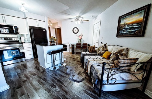 Downtown Mississauga Condo | 2-Bed, 2-Bath Condo w/Pool & Parking by Square 1