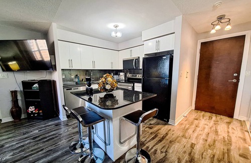 Downtown Mississauga Condo | 2-Bed, 2-Bath Condo w/Pool & Parking by Square 1
