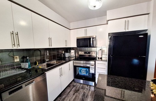 Downtown Mississauga Condo | 2-Bed, 2-Bath Condo w/Pool & Parking by Square 1