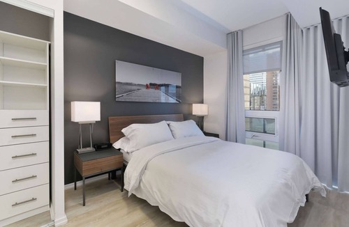 Bay Street Corridor Apartment | 2 Bedroom/1 Bathroom Suite