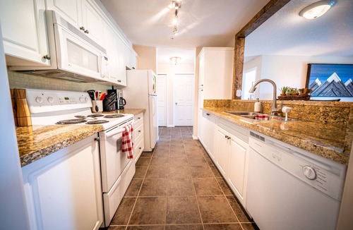Radium Hot Springs Condo | 2-Bedroom 2-Bathroom Condo with Mountain Views
