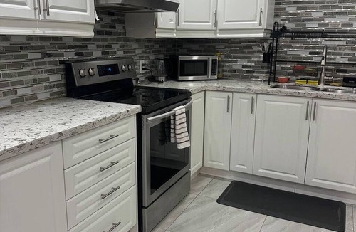 Churchill Meadows House | 2 bedroom 2 Full Bathroom Renovated Apartment Aprox 1500 Square Feet - Modern