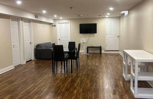 Churchill Meadows House | 2 bedroom 2 Full Bathroom Renovated Apartment Aprox 1500 Square Feet - Modern