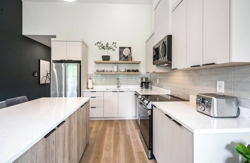 St. Davids Apartment | 2 Bedroom Brand New Luxe Niagara Apt for up to 4 ppl