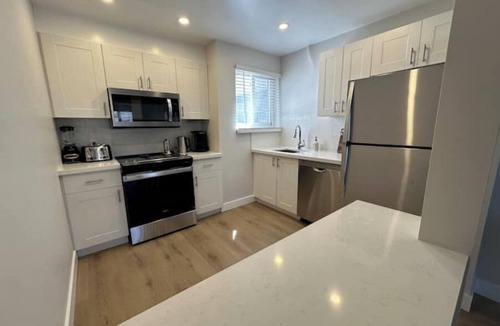 Port Credit Apartment | 2-Bedroom Beauty on the Lakeshore in Port Credit, Mississauga