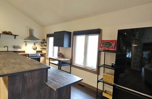 Big Bay Point House | 2-bedroom bungalow back to th golf course in welcoming Innisfil