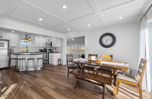 Darnley House | 2-Bedroom Modern Cottage - Bay Views and Minutes from Thunder Cove & Twin Shores
