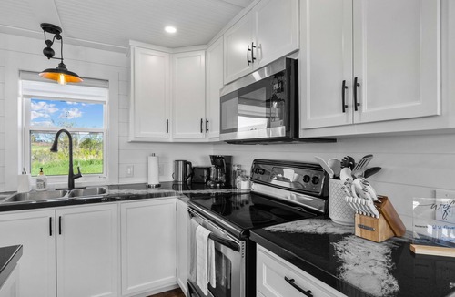 Darnley House | 2-Bedroom Modern Cottage - Bay Views and Minutes from Thunder Cove & Twin Shores