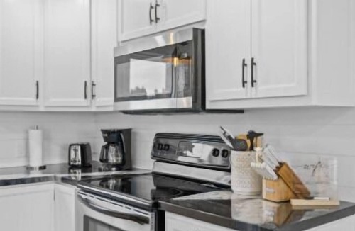 Darnley House | 2-Bedroom Modern Cottage - Bay Views and Minutes from Thunder Cove & Twin Shores