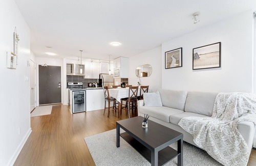 Gastown Condo | 2 Bedroom condo in heart of Downtown Vancouver with Pool, Gym & Free Parking