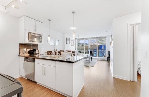 Gastown Condo | 2 Bedroom condo in heart of Downtown Vancouver with Pool, Gym & Free Parking