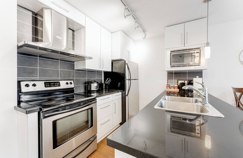 Gastown Condo | 2 Bedroom condo in heart of Downtown Vancouver with Pool, Gym & Free Parking