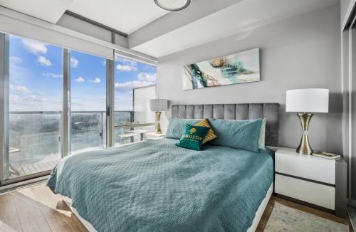 Bay Cloverhill Apartment | 2 Bedroom & Den with Stunning Views of Lake Ontario