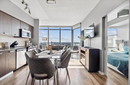 Bay Cloverhill Apartment | 2 Bedroom & Den with Stunning Views of Lake Ontario