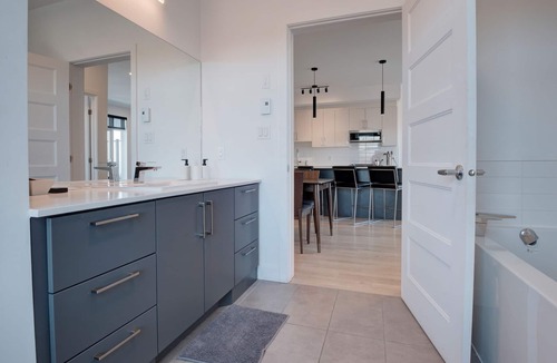 District d'Aylmer Apartment | 2-Bedroom Executive Suite in Old Aylmer | Quiet, Fully Furnished Near Ottawa