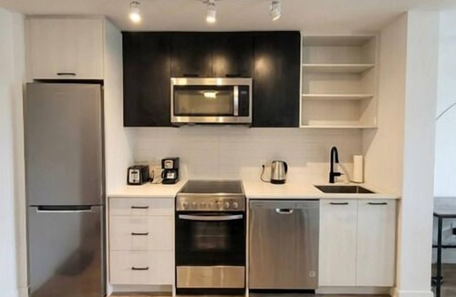 Harwood Condo | 2 Bedroom Modern Condo Great Location + Free Gym!