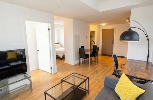 Harwood Condo | 2 Bedroom Modern Condo Great Location + Free Gym!