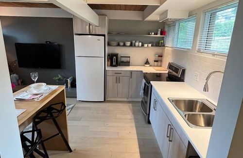 Deep Cove Apartment | 2 bedroom Suite, 5 minutes to Deep Cove