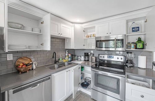 North End West Apartment | 2 Bedroom Suite with King Bed Master and Fast Wifi