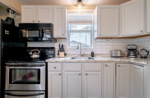 Leamington Cottage | 2 BR Point Pelee Lakehouse | Hot Tub and Beach